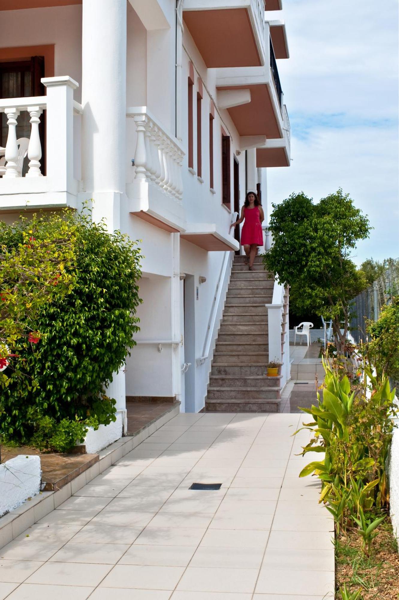 Captain Michalis Apartments Galatas  Экстерьер фото