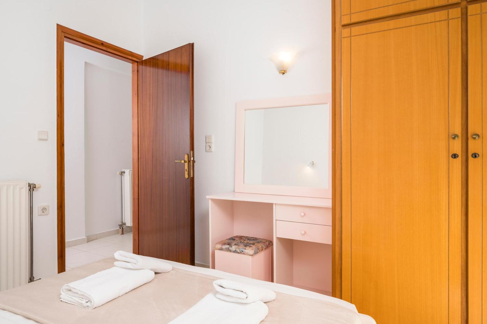 Captain Michalis Apartments Galatas  Экстерьер фото